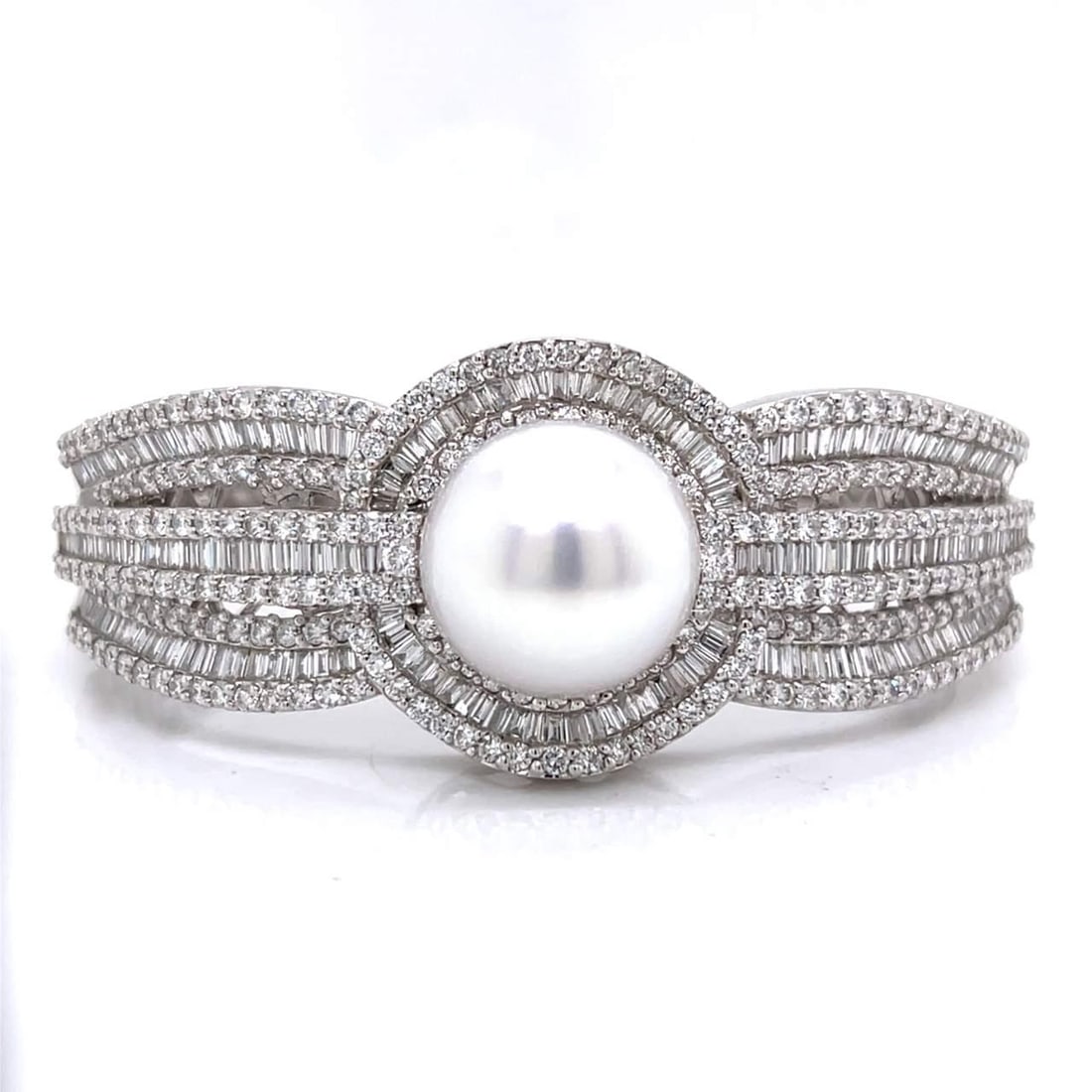 18K White Gold Bangle with South Sea Pearl and 460 Diamonds: 18K White Gold Bangle with South Sea Pearl and 460 Diamonds This exquisite 18K White Gold Bangle features a stunning South Sea Pearl and a remarkable arrangement of diamonds. Weighing 67.4 grams, the 