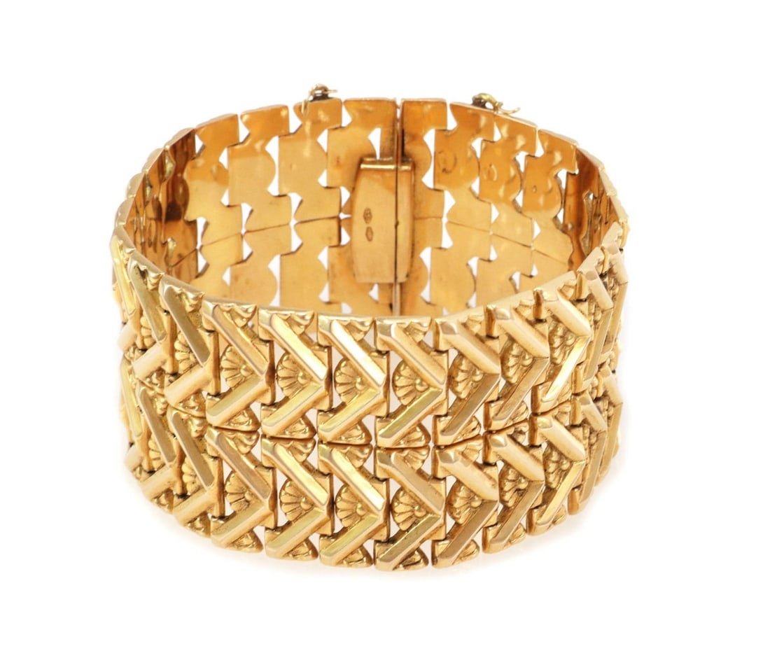 18k Yellow Gold Double Row Vintage Floral V Link Bracelet 7.5 Inch: 18k Yellow Gold Double Row Vintage Floral V Link Bracelet 7.5 Inch This vintage bracelet is crafted from 18k yellow gold and features a double row of V-shaped links, each adorned with a floral design 