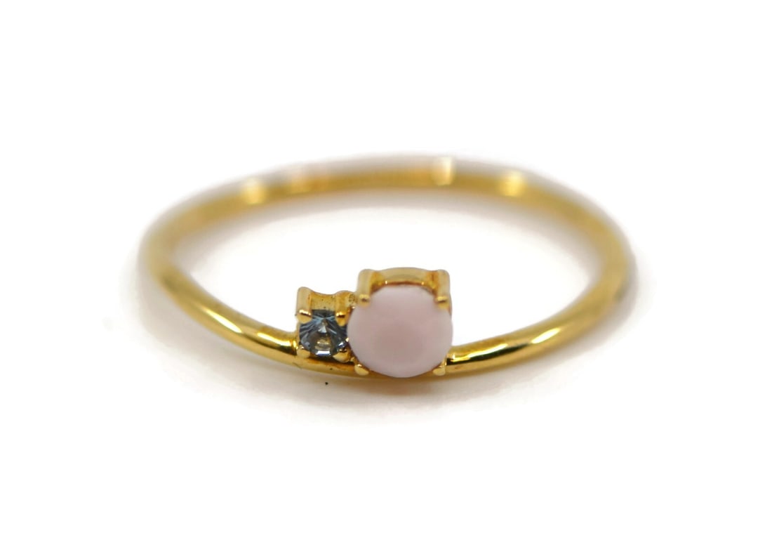Tous Pink Gemstone 18K Yellow Gold Ring Authentic with Box: Tous Pink Gemstone 18K Yellow Gold Ring Authentic with Box This exquisite Tous ring features a stunning pink gemstone that adds a vibrant touch to its elegant design. Crafted from high-quality 18K yel