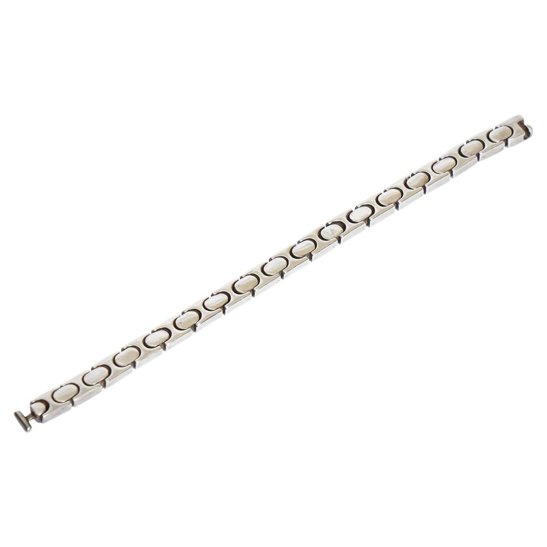 Gucci Sterling Silver Chain Link Bracelet with Velvet Pouch: Gucci Sterling Silver Chain Link Bracelet with Velvet Pouch This exquisite Gucci sterling silver link bracelet showcases a classic chain link design, perfect for adding a touch of elegance to any ense