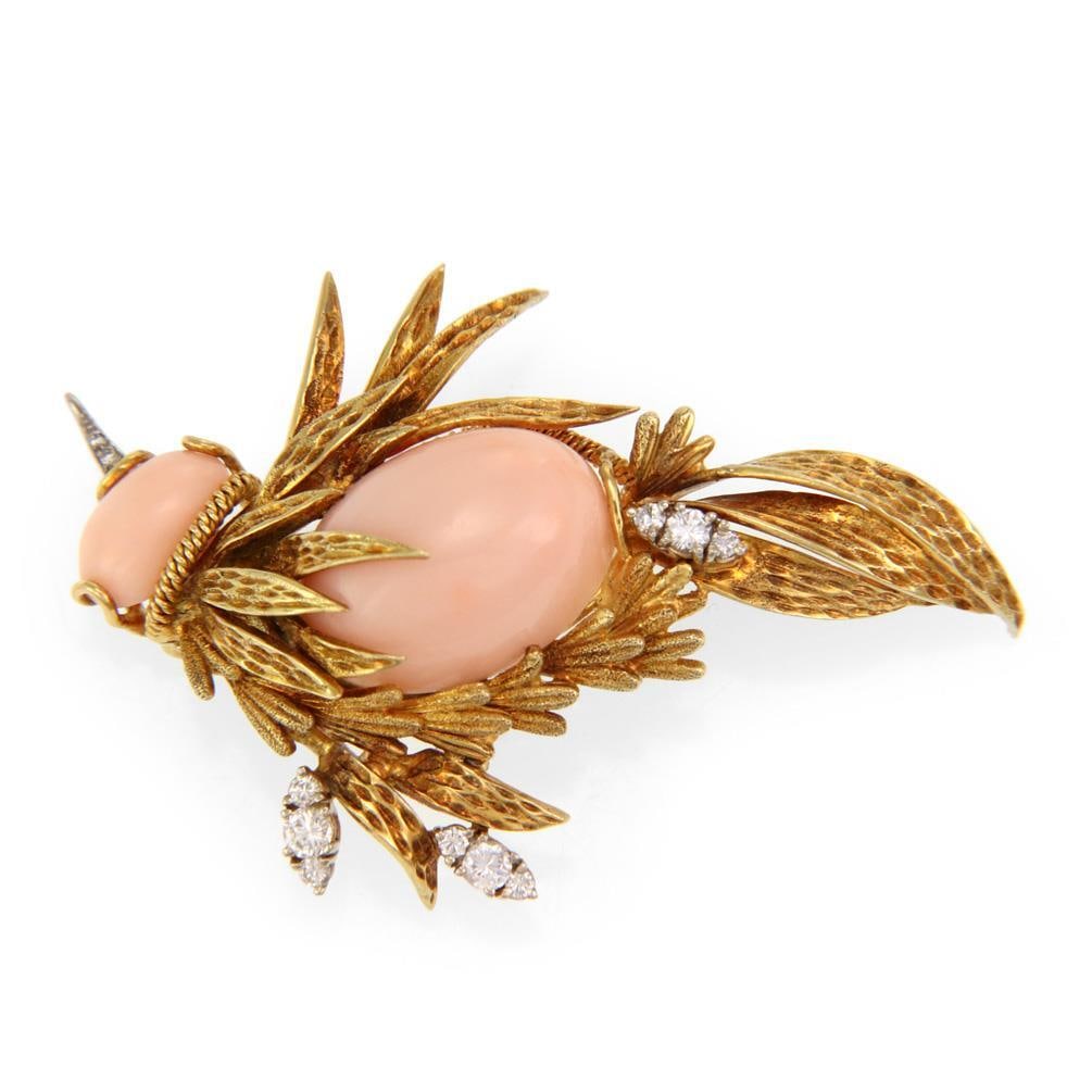 Elegant 18k Gold Bird Brooch with Diamonds and Coral: Elegant 18k Gold Bird Brooch with Diamonds and Coral This exquisite bird brooch is crafted from 18k yellow gold and features elegant white gold accents. The brooch showcases a beautifully sculpted bir