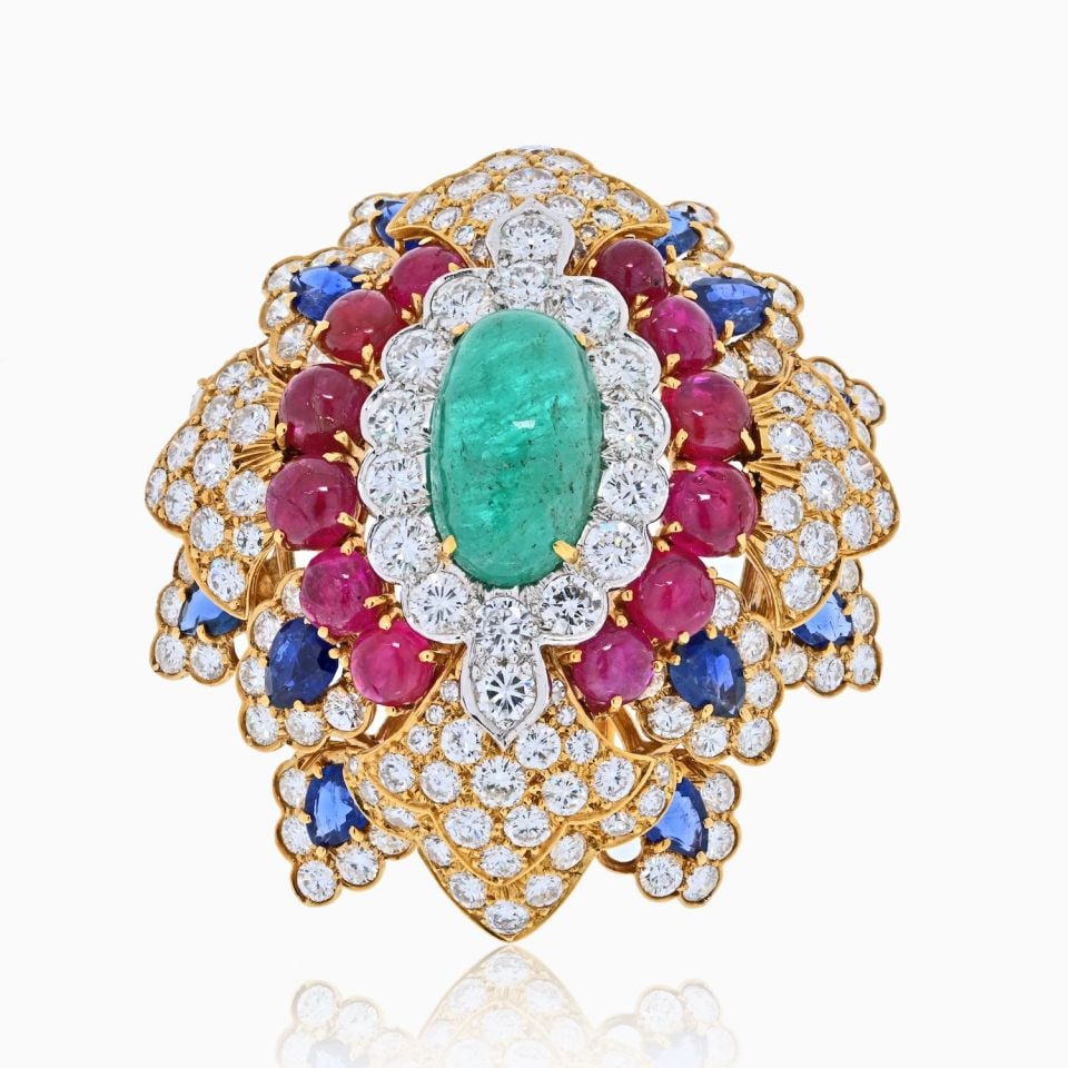 David Webb 18K Gold Emerald Ruby Diamond Vintage Brooch 1980s: David Webb 18K Gold Emerald Ruby Diamond Vintage Brooch 1980s This exquisite David Webb vintage brooch, crafted in the 1980s, showcases a stunning design featuring a central green emerald cabochon, fl
