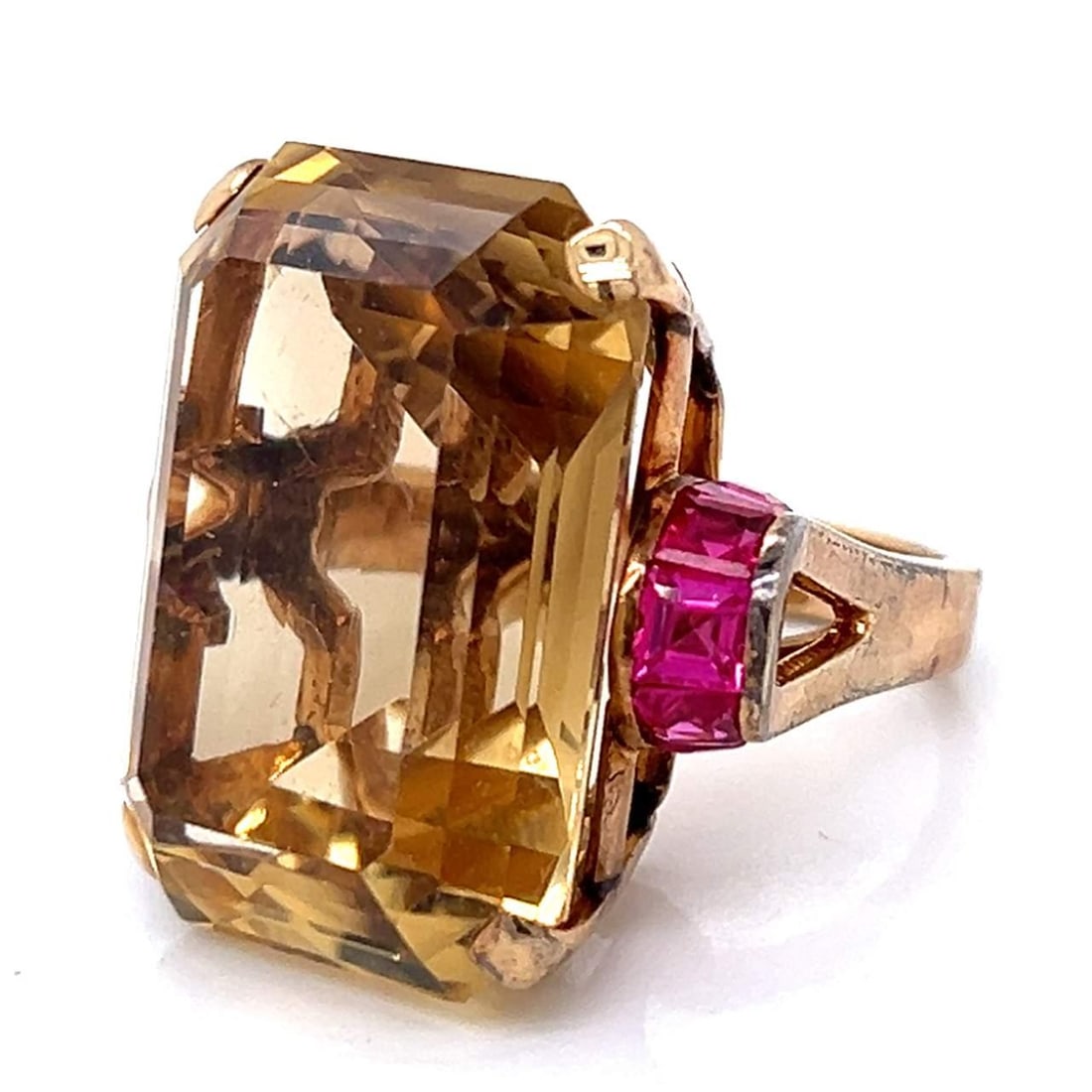 Vintage 14K Gold Citrine Cocktail Ring with Synthetic Rubies: Vintage 14K Gold Citrine Cocktail Ring with Synthetic Rubies This exquisite Retro cocktail ring features a stunning 14K gold setting adorned with a large, approximately 70.00 ct citrine at the center,