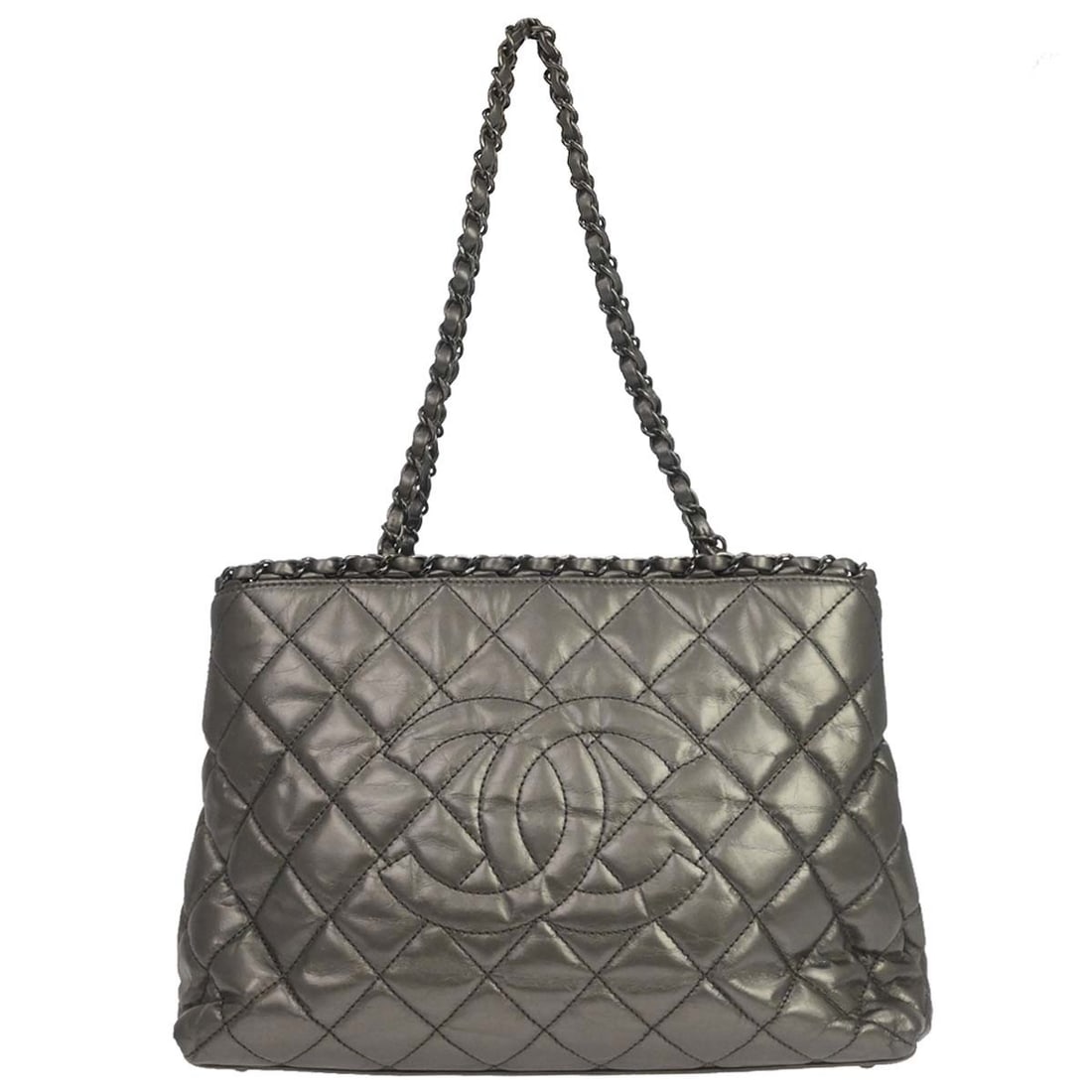 Chanel Chain Me silver calfskin tote handbag: Chanel Chain Me silver calfskin tote handbag This Chanel Metallic Silver Calfskin Chain Me Tote Handbag features a large, spacious design with double handles and a canvas lining. Crafted from high-qua