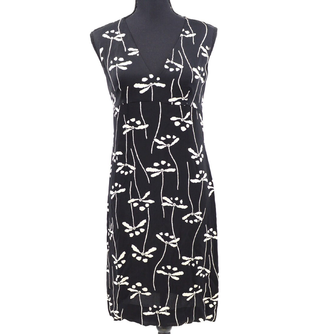 Chanel 98P Black Silk Sleeveless Dress Size 40 Vintage 90s: Chanel 98P Black Silk Sleeveless Dress Size 40 Vintage 90s This exquisite Chanel sleeveless dress features a stylish mid-calf length, crafted from 100% silk in a classic black hue. Designed for casual