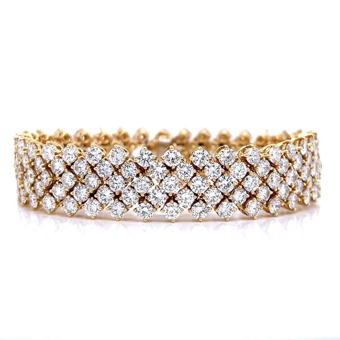 18K Yellow Gold Diamond Bracelet 30.50 Ct 170 Diamonds E-G VVS-VS: 18K Yellow Gold Diamond Bracelet 30.50 Ct 170 Diamonds E-G VVS-VS This exquisite 18K Yellow Gold bracelet showcases a stunning array of 170 diamonds, with a total weight of approximately 30.50 carats.