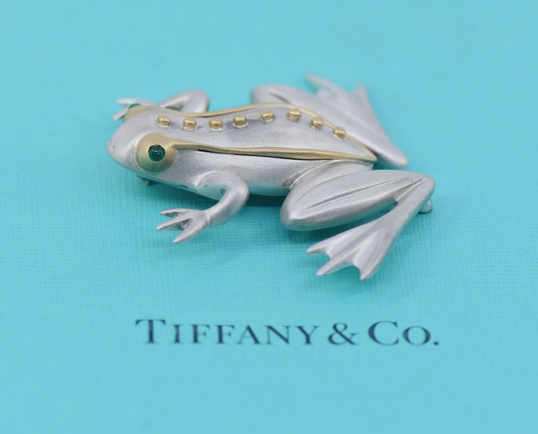 Tiffany & Co Sterling Silver Frog Brooch 925 Authentic with Pouch: Tiffany & Co Sterling Silver Frog Brooch 925 Authentic with Pouch This exquisite brooch from Tiffany & Co. features a charming frog design crafted from high-quality sterling silver with a metal purity