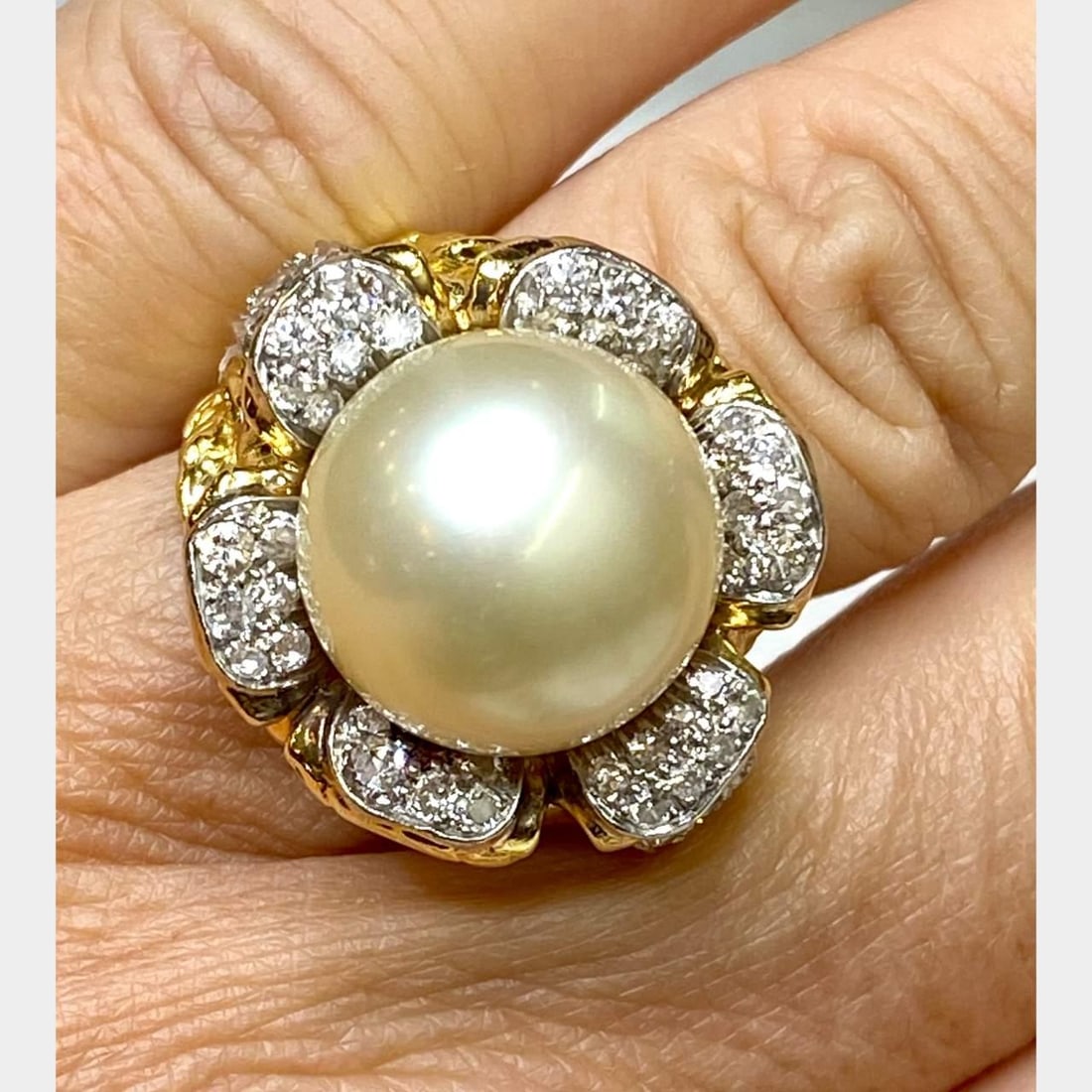 18K Yellow Gold South Sea Pearl Diamond Ring 2.20 Ct Vintage: 18K Yellow Gold South Sea Pearl Diamond Ring 2.20 Ct Vintage This exquisite ring features a stunning South Sea pearl set in luxurious 18K yellow gold. Adorned with 52 Old Mine diamonds, the total diam