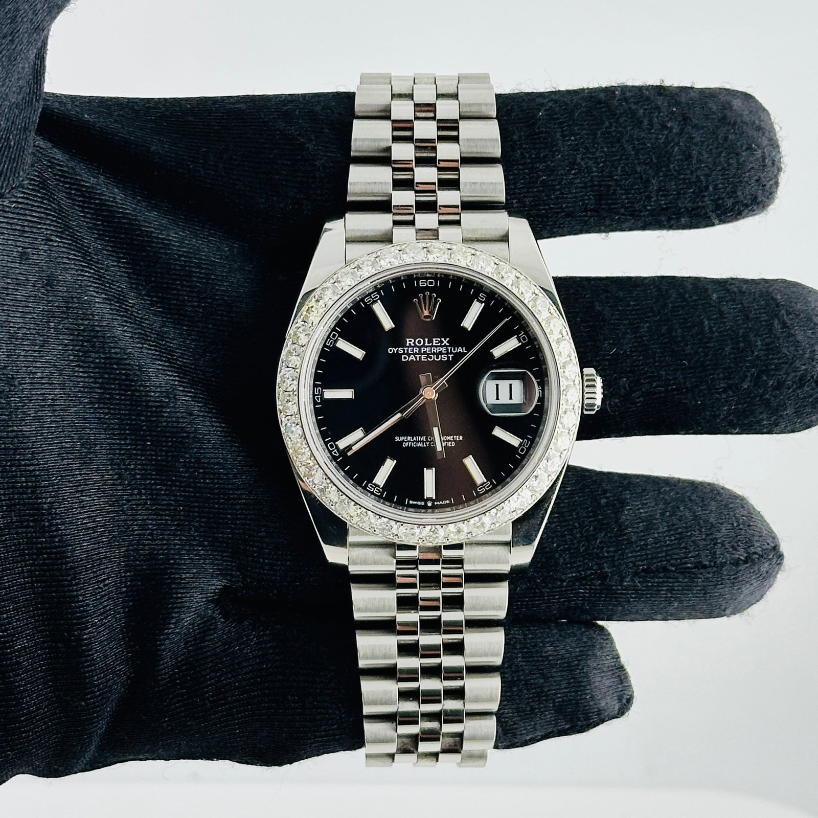 Rolex Datejust 126334 Black Index Dial Jubilee Bracelet: Rolex Datejust 126334 Black Index Dial Jubilee Bracelet This Rolex Datejust features a black index dial and is equipped with an Oyster bracelet. The model, reference number 126334, includes a bezel se