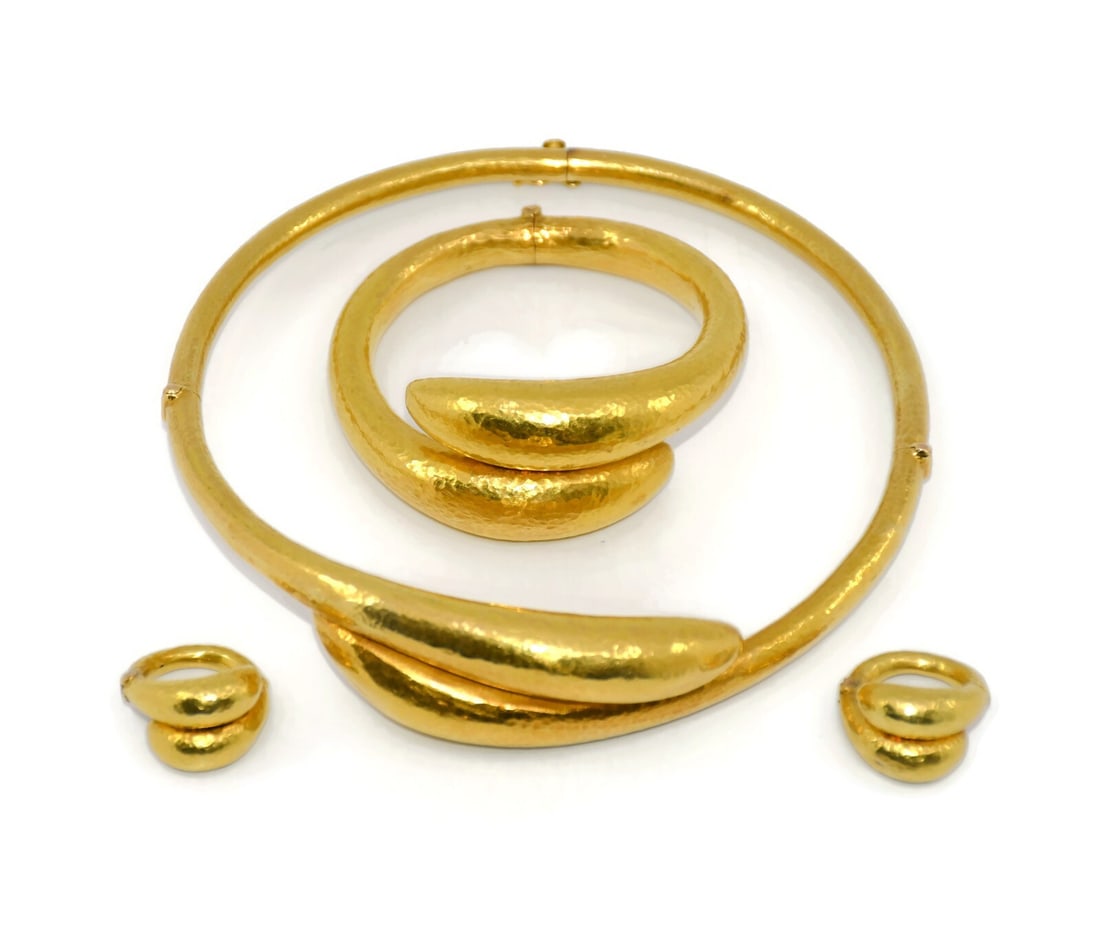 Ilias Lalaounis 18K Yellow Gold Shirley Temple Jewelry Set: Ilias Lalaounis 18K Yellow Gold Shirley Temple Jewelry Set This exquisite jewelry set is a wonderful tribute to the iconic Shirley Temple, crafted by renowned designer Ilias Lalaounis. Made from 18k y