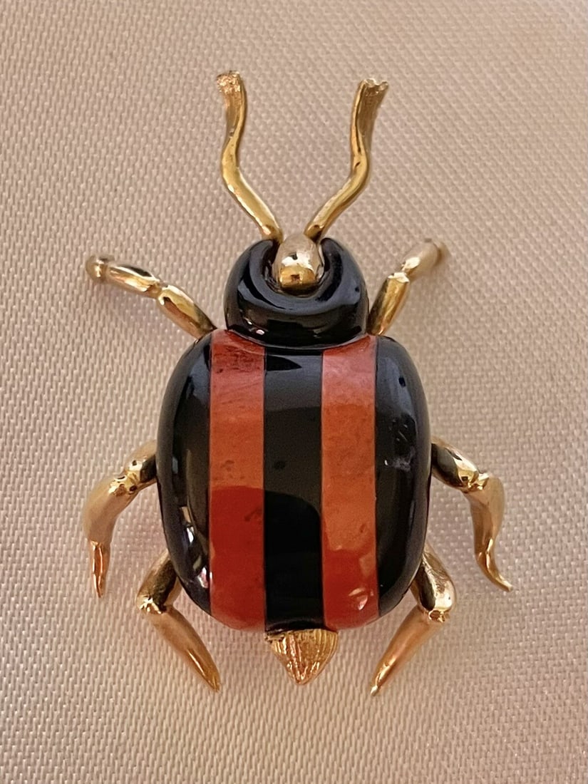 Robert Wander 14K Gold Black Onyx Bug Brooch Signed Hallmarked: Robert Wander 14K Gold Black Onyx Bug Brooch Signed Hallmarked Explore this exquisite 14K yellow gold brooch designed by Robert Wander, featuring a stunning black onyx bug motif. This piece showcases 
