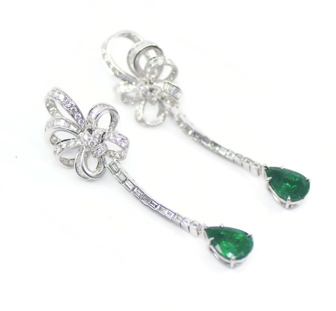 Graff 18K White Gold 6.10 CT Emerald Diamond Dangle Earrings: Graff 18K White Gold 6.10 CT Emerald Diamond Dangle Earrings Elevate your elegance with these stunning Graff earrings, featuring a captivating emerald and diamond combination. Crafted in luxurious 18K