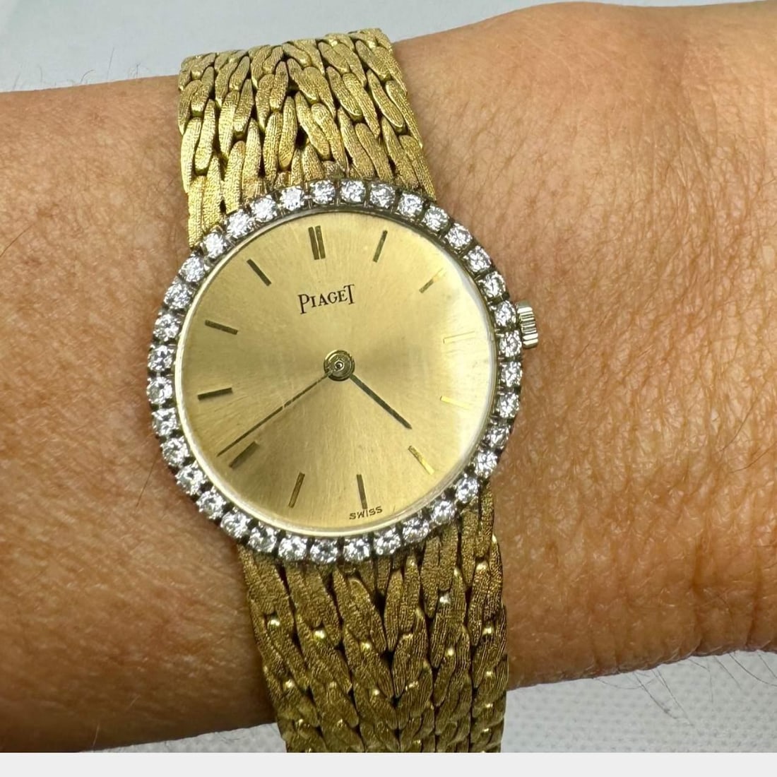 Piaget 18K Yellow Gold Watch with 36 Diamonds Manual Winding: Piaget 18K Yellow Gold Watch with 36 Diamonds Manual Winding This exquisite Piaget 18K Yellow Gold Dress Watch features a stunning array of 36 original diamonds, totaling approximately 1.00 Ct with F-