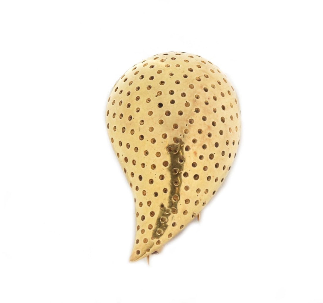 Tiffany & Co. Vintage 18k Yellow Gold Tear Drop Brooch with Safety Clasp: Tiffany & Co. Vintage 18k Yellow Gold Tear Drop Brooch with Safety Clasp This exquisite vintage brooch from Tiffany & Co. is a stunning piece crafted from 18k yellow gold, showcasing a polished finish