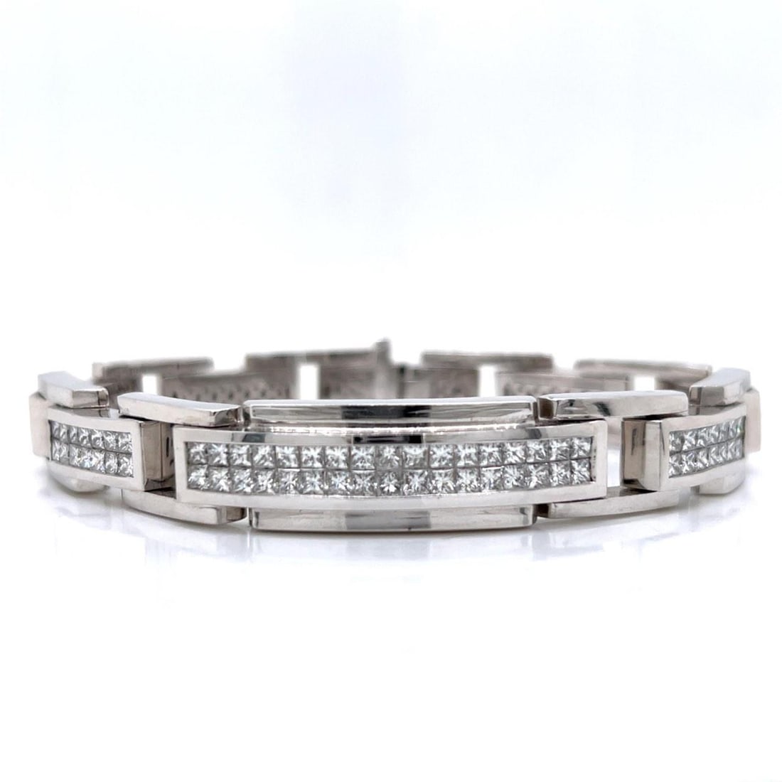 18K White Gold Men's Bracelet 62 Diamonds 5.00 Ct VVS-VS Clarity: 18K White Gold Men's Bracelet 62 Diamonds 5.00 Ct VVS-VS Clarity This exquisite men's bracelet is crafted from 18K white gold and features a stunning array of 62 diamonds, totaling approximately 5.00 