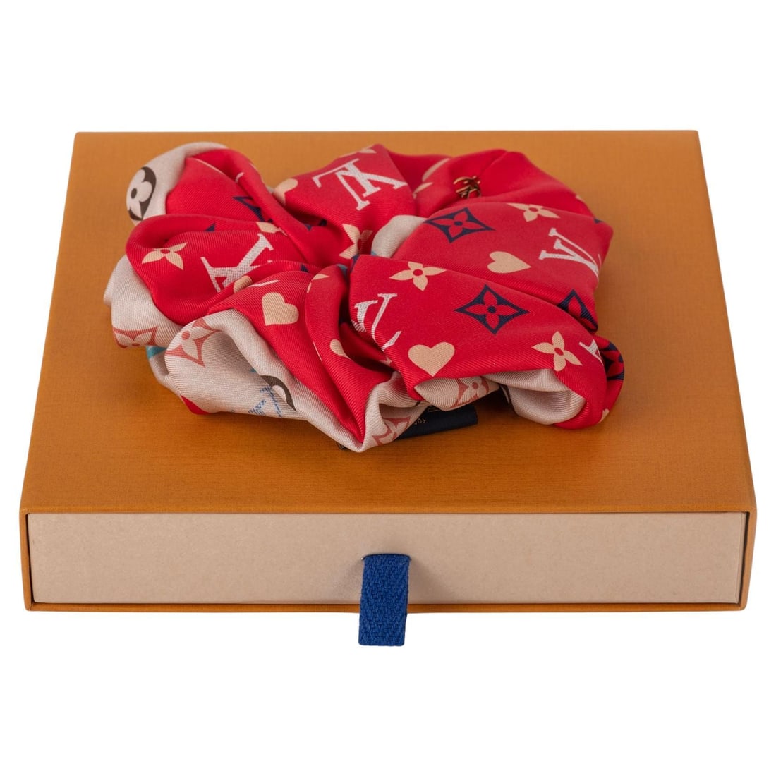Louis Vuitton Large Silk Bicolor Scrunchie BNIB Italy: Louis Vuitton Large Silk Bicolor Scrunchie BNIB Italy Elevate your style with this luxurious Louis Vuitton large silk bicolor scrunchie. Crafted in Italy, this accessory features a chic design that ad