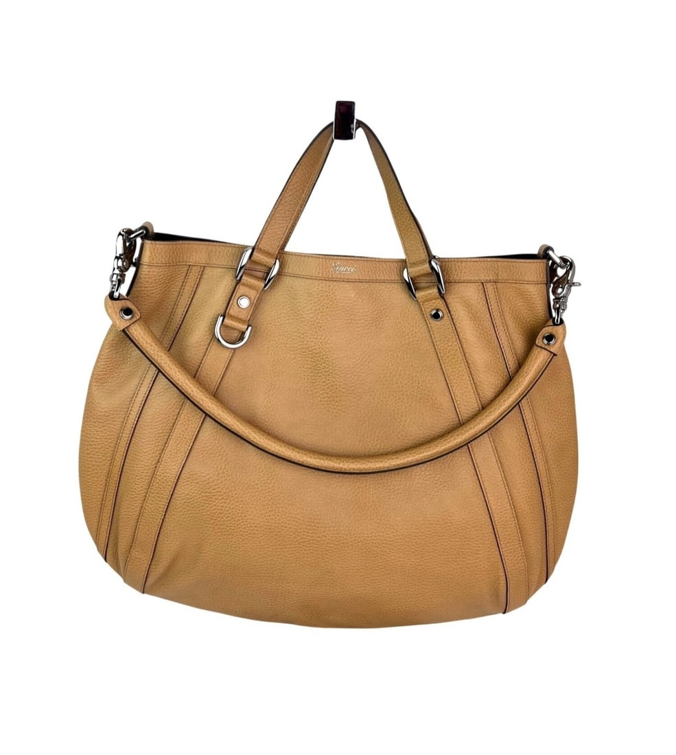 Gucci Abbey Beige Leather Hobo Shoulder Bag Convertible Design: Gucci Abbey Beige Leather Hobo Shoulder Bag Convertible Design This elegant Gucci Abbey Convertible Hobo Shoulder Bag is crafted from high-quality beige leather, showcasing a stylish crescent shape. I