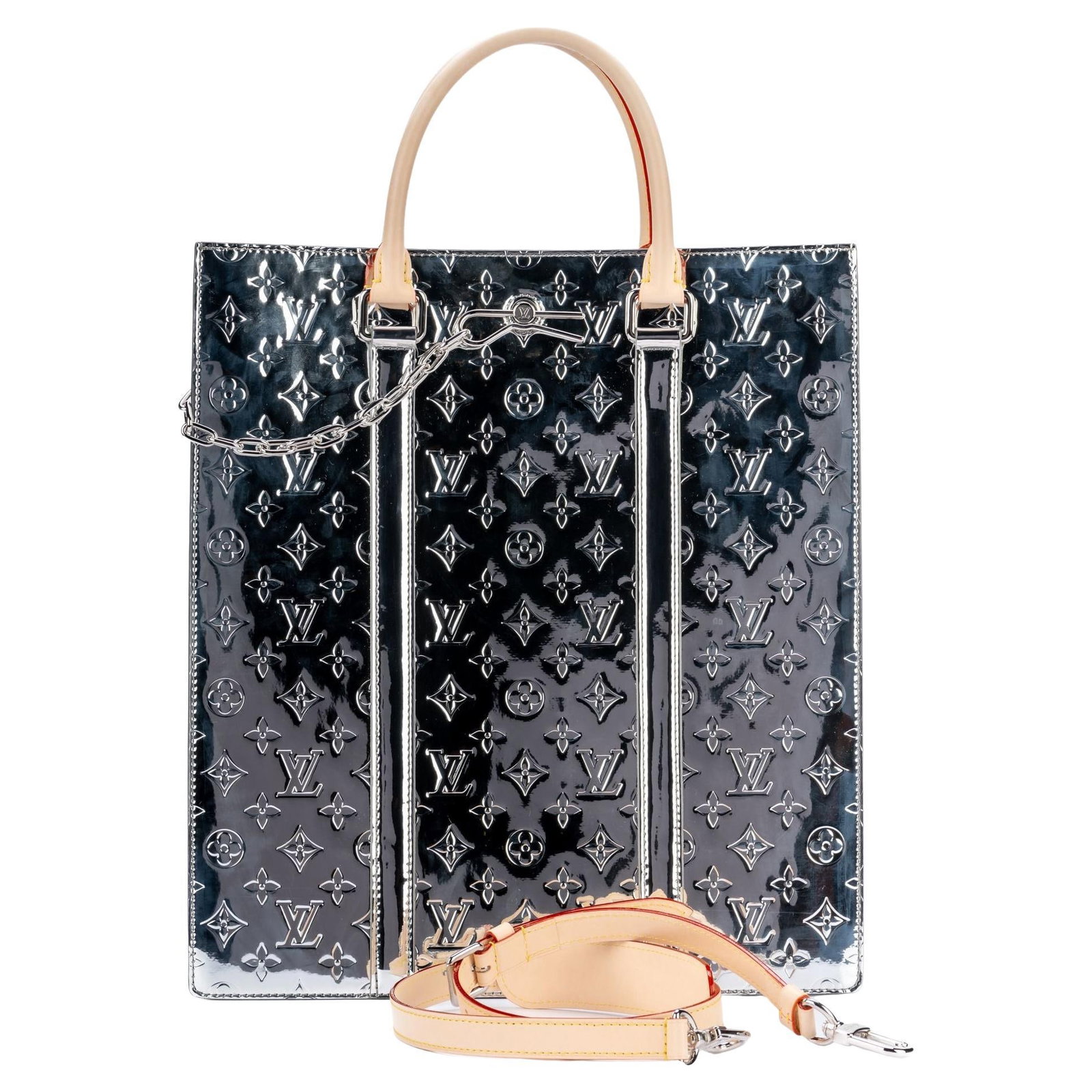 Louis Vuitton Abloh Miroir Sac Plat F/W 2021-2022 Capsule Collection: Louis Vuitton Abloh Miroir Sac Plat F/W 2021-2022 Capsule Collection This Louis Vuitton Abloh Mirror Coated Sac Plat is a stunning addition to any collection. Part of the F/W 2021-2022 LV Mirror Mirro