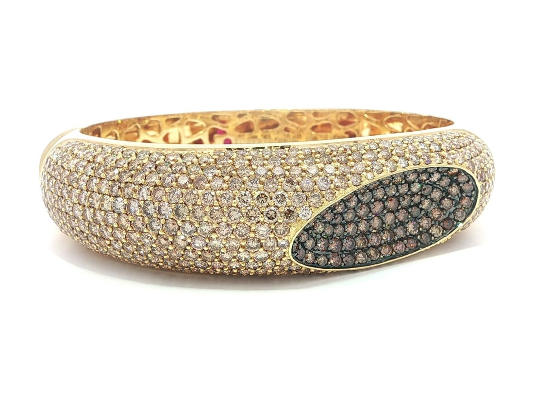 Capri Plus 18k Yellow Gold Bracelet with 15.21ct Champagne Diamonds by Roberto Coin: Capri Plus 18k Yellow Gold Bracelet with 15.21ct Champagne Diamonds by Roberto Coin This Roberto Coin Capri Plus open cuff bangle bracelet is crafted from solid 18k yellow gold and features an impress