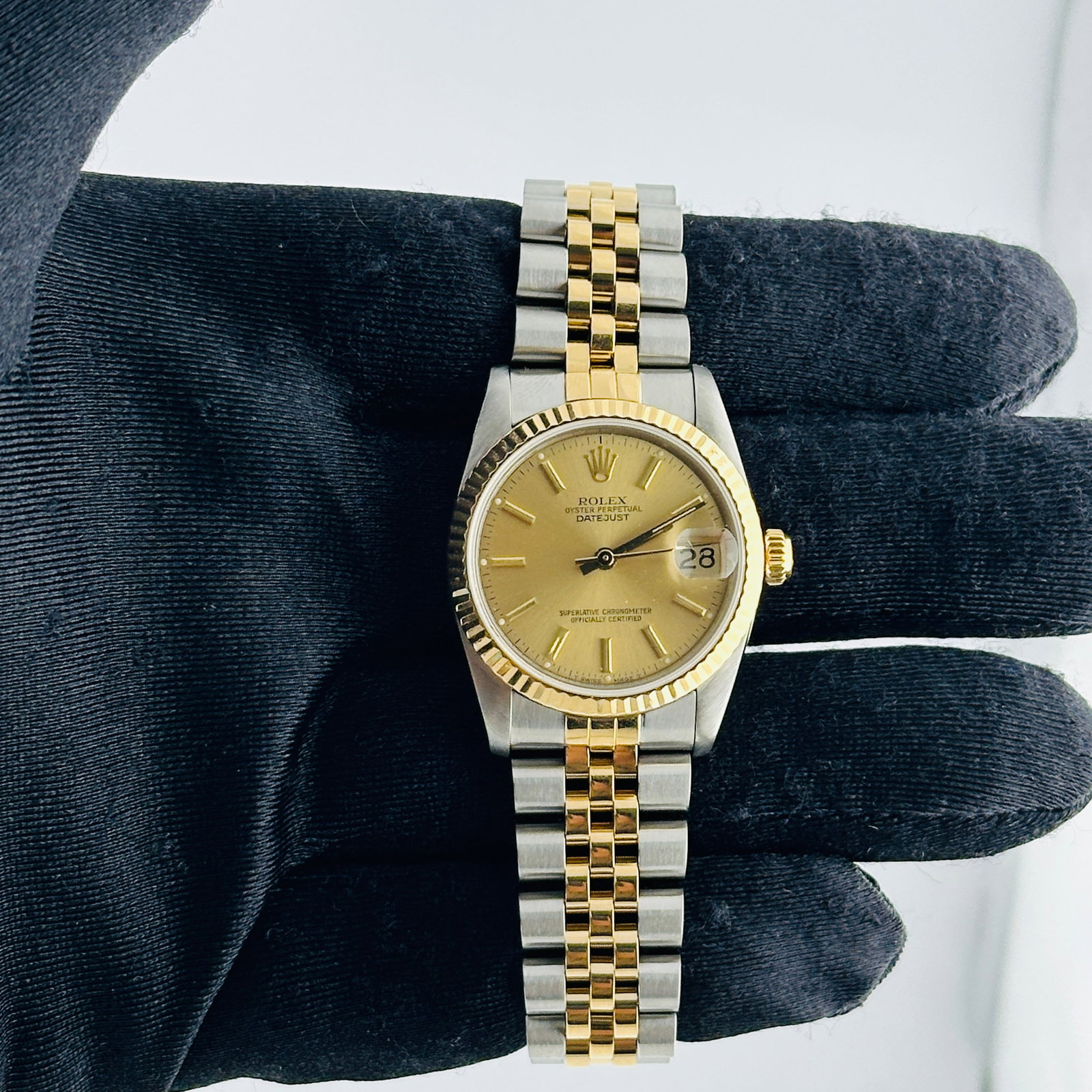 Ladies Rolex Datejust 68273 Champagne Dial Jubilee Bracelet: Ladies Rolex Datejust 68273 Champagne Dial Jubilee Bracelet This ladies' Rolex Datejust features a champagne stick dial complemented by a fluted bezel and is paired with a D-Link Jubilee bracelet. The