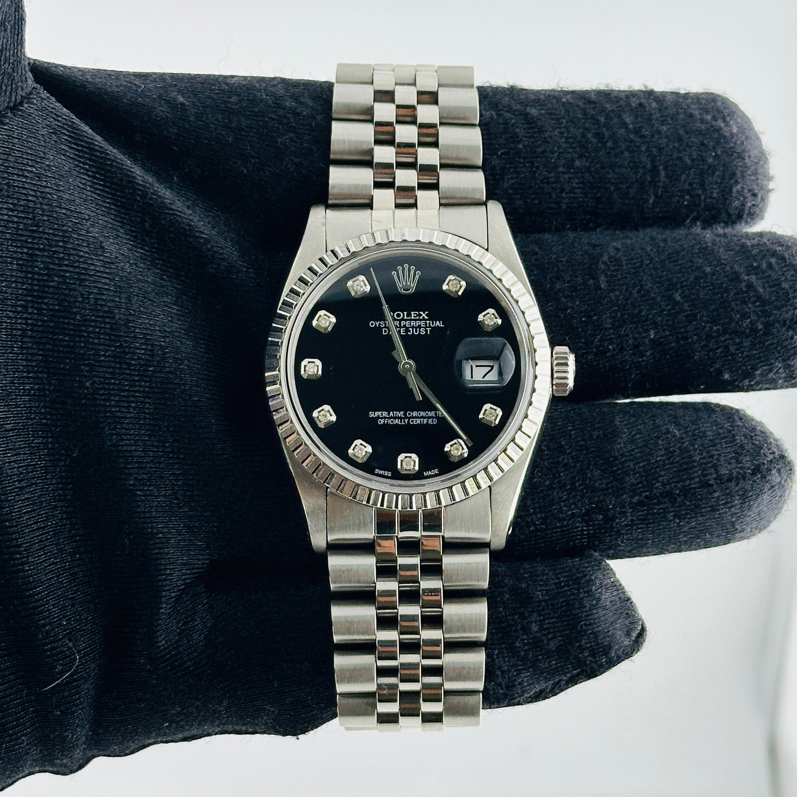 Rolex Datejust 16030 Silver Stick Dial D-Link Jubilee Mens Watch: Rolex Datejust 16030 Silver Stick Dial D-Link Jubilee Mens Watch This Rolex Datejust features a silver stick dial and is equipped with an engine-turned bezel. The watch comes with a D-Link Jubilee bra