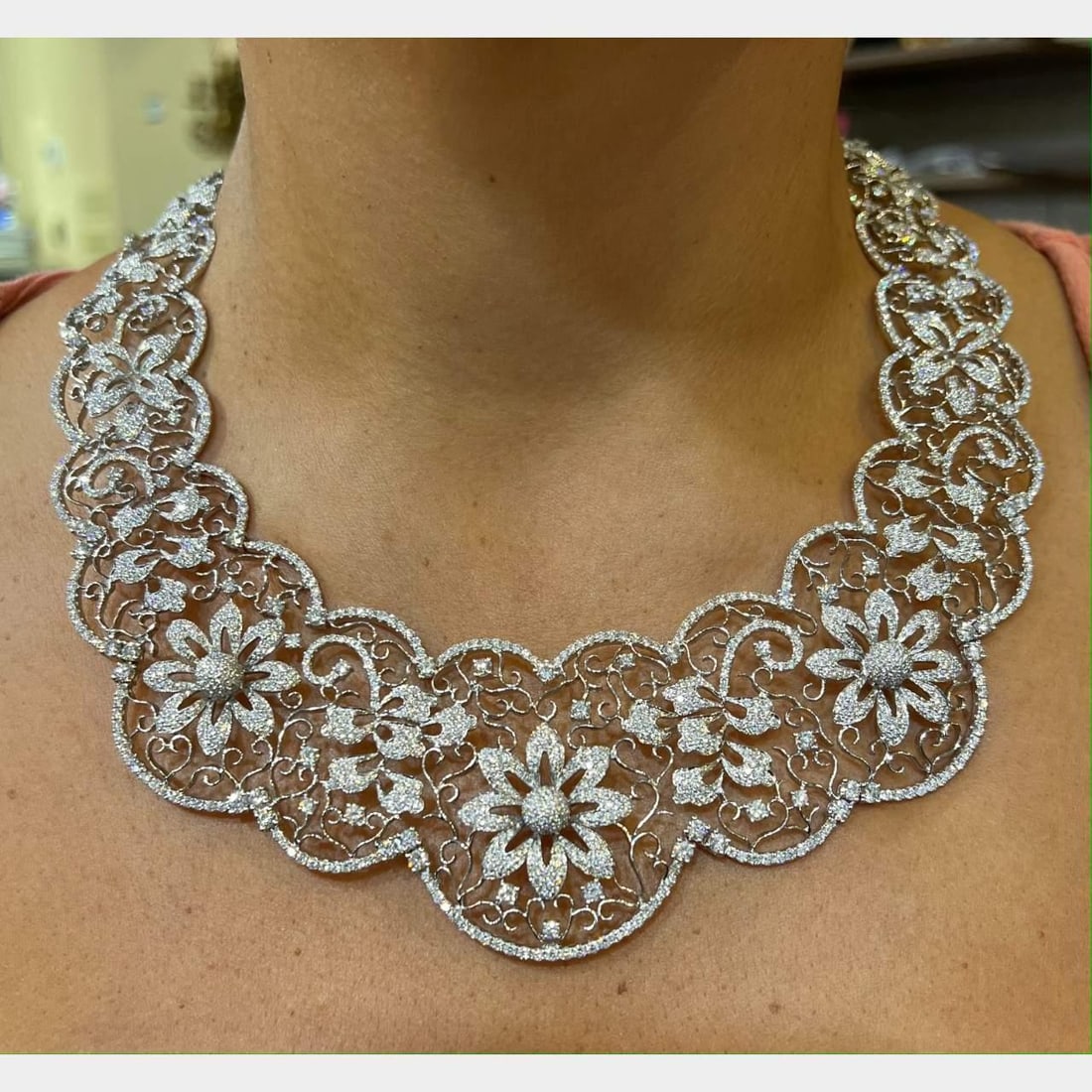 18K White Gold Necklace 35 Ct Diamonds F-G VVS-VS: 18K White Gold Necklace 35 Ct Diamonds F-G VVS-VS This stunning necklace features 18K white gold and showcases approximately 35.00 carats of exquisite diamonds. The diamonds are graded F-G in color an