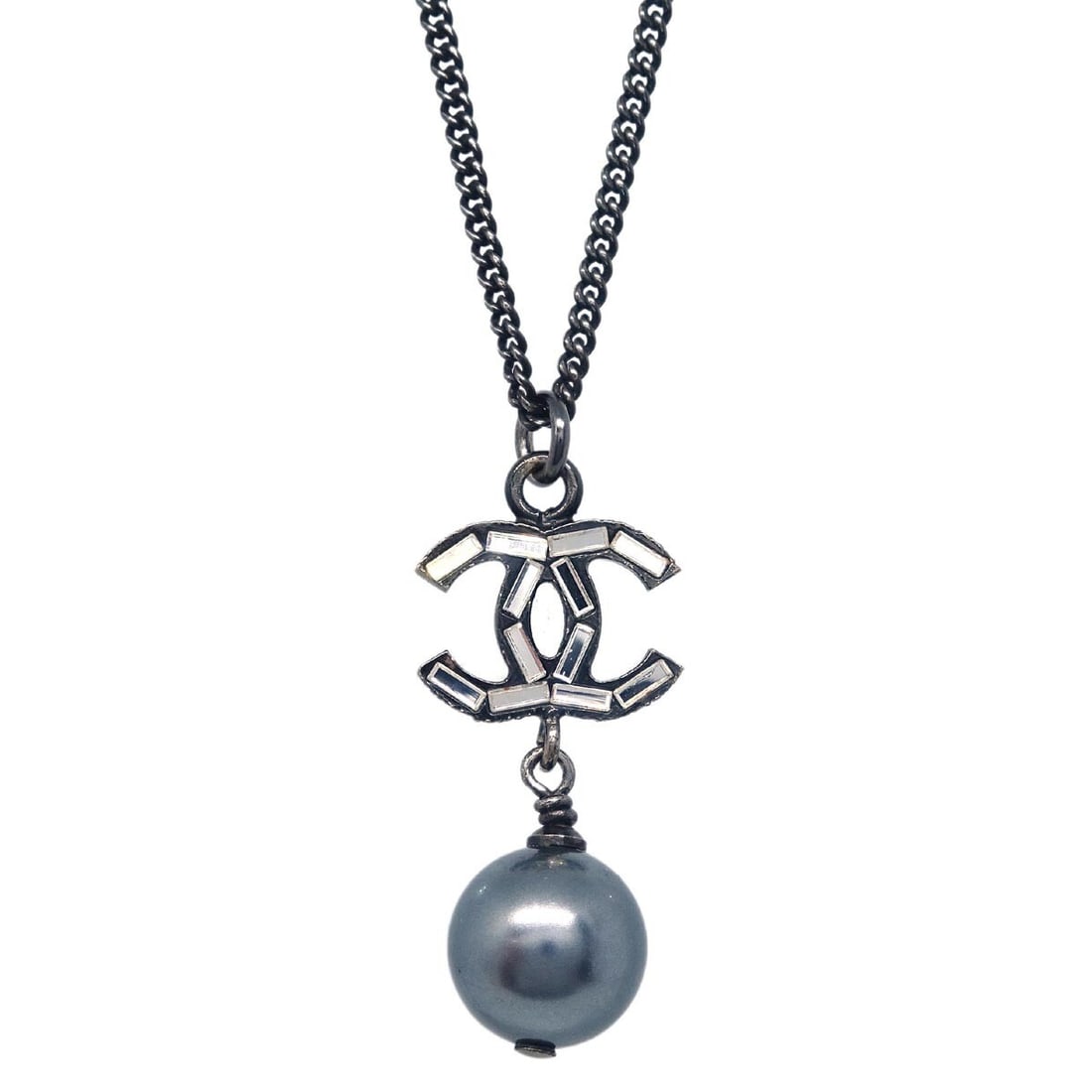 Chanel CC Chain Pendant Necklace Silver Plated Rhinestone Black: Chanel CC Chain Pendant Necklace Silver Plated Rhinestone Black This stunning Chanel CC Chain Necklace features a stylish pendant adorned with rhinestones and artificial pearls, set against a sleek bl