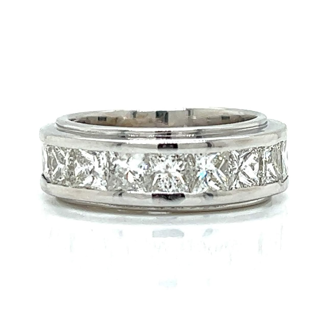 18K White Gold Ring with 19 Princess-cut Diamonds 6.25 Ct: 18K White Gold Ring with 19 Princess-cut Diamonds 6.25 Ct This exquisite 18K White Gold Diamond Ring features a stunning arrangement of 19 Princess-cut diamonds, totaling approximately 6.25 carats. Th