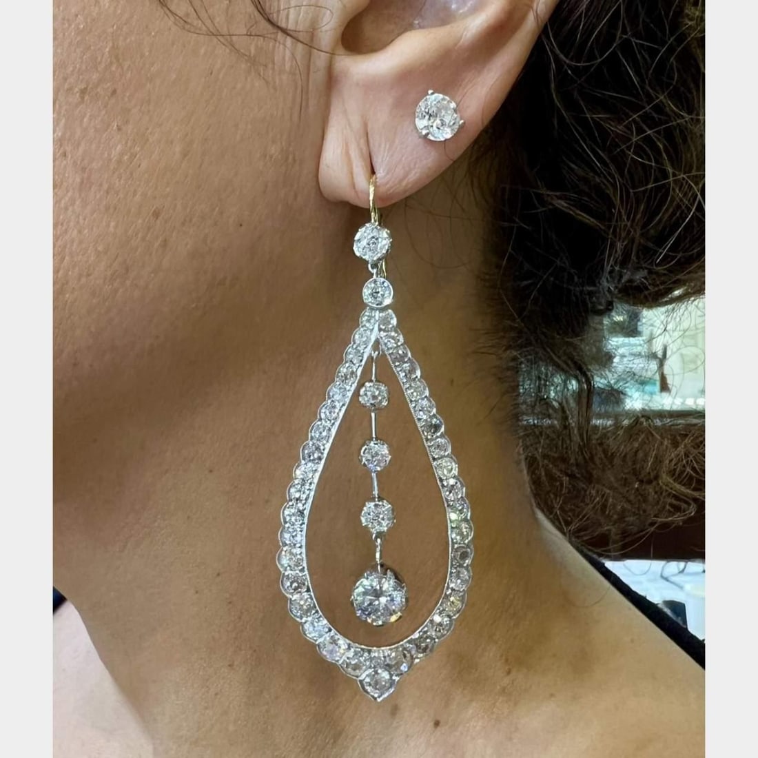 Exquisite 13.30 Ct Diamond Earrings in Platinum & 18K Gold: Exquisite 13.30 Ct Diamond Earrings in Platinum & 18K Gold Stunning Platinum and 18K Yellow Gold earrings featuring a total diamond weight of 13.30 carats. These exquisite earrings are adorned with 2 