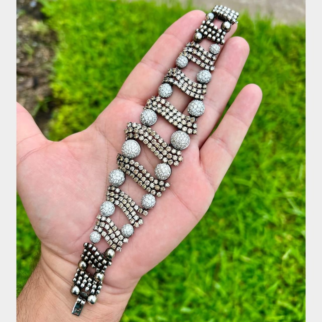 18K White Gold 20 Ct Diamond Bracelet Luxury Jewelry: 18K White Gold 20 Ct Diamond Bracelet Luxury Jewelry This exquisite 18K white gold bracelet features approximately 20.00 carats of stunning diamonds, making it a remarkable statement piece. Weighing 6