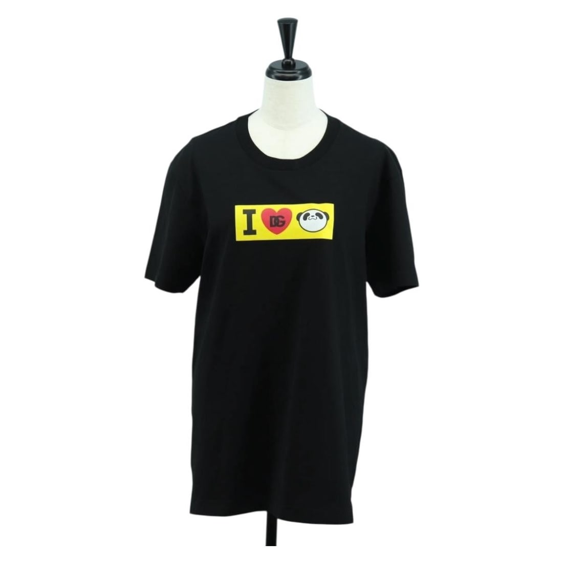 Dolce&Gabbana Jujutsu Kaisen Panda Graphic Black Cotton Women's T-Shirt: Dolce&Gabbana Jujutsu Kaisen Panda Graphic Black Cotton Women's T-Shirt This Dolce & Gabbana x Jujutsu Kaisen Panda short-sleeved T-shirt is crafted from black cotton and designed for women. The shirt