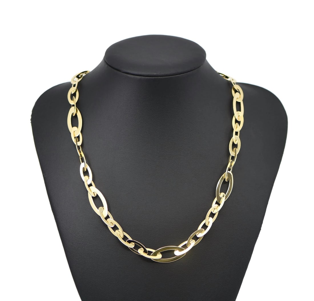 Roberto Coin 18K Yellow Gold Chain Necklace 18 Inch 8mm 35g: Roberto Coin 18K Yellow Gold Chain Necklace 18 Inch 8mm 35g This pre-owned Roberto Coin necklace features a classic chain style crafted from 18K yellow gold. Made in Italy, the necklace has a length o