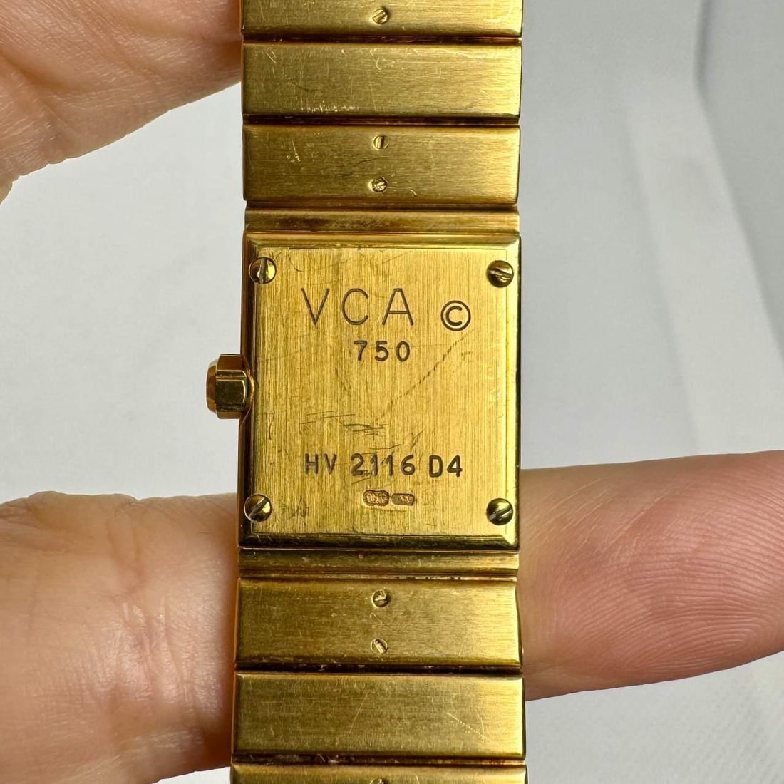 Van Cleef & Arpels 18K Gold Watch with 160 Diamonds 3.00 Ct: Van Cleef & Arpels 18K Gold Watch with 160 Diamonds 3.00 Ct This exquisite Van Cleef & Arpels watch is crafted in 18K yellow gold and features a stunning array of 160 diamonds, totaling approximately 