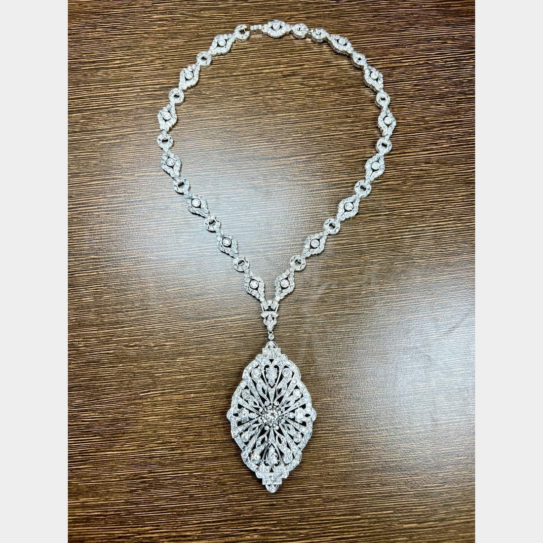 Art Deco Platinum Necklace 21.85 Ct Diamonds E-F SI1: Art Deco Platinum Necklace 21.85 Ct Diamonds E-F SI1 This exquisite Art Deco necklace is crafted in platinum and features a stunning design that is both timeless and elegant. The centerpiece boasts an