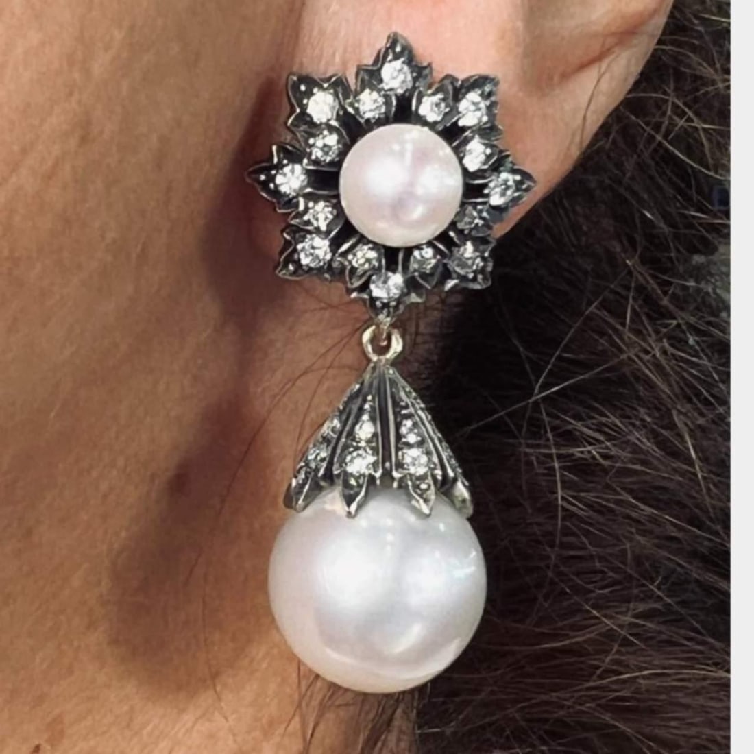 Elegant 18K Gold Silver South Sea Pearl Diamond Earrings: Elegant 18K Gold Silver South Sea Pearl Diamond Earrings These stunning earrings feature a captivating combination of 18K gold and silver, adorned with two exquisite South Sea pearls measuring 14.8mm 