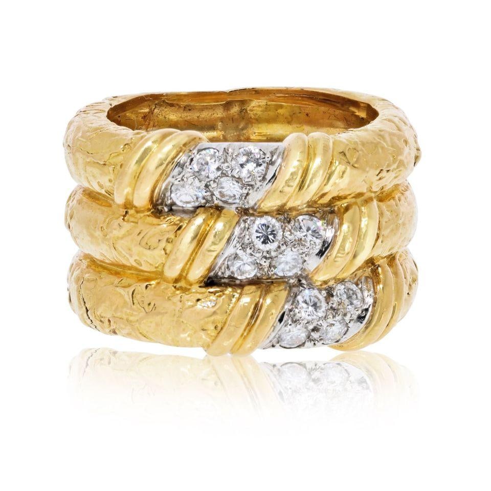 Van Cleef Arpels 18K Two Tone Estate Ring Size 7: Van Cleef Arpels 18K Two Tone Estate Ring Size 7 This pre-owned Van Cleef & Arpels ring features a sophisticated two-tone design crafted in 18K gold. Weighing 14.1 grams and sized at 7, this estate pi