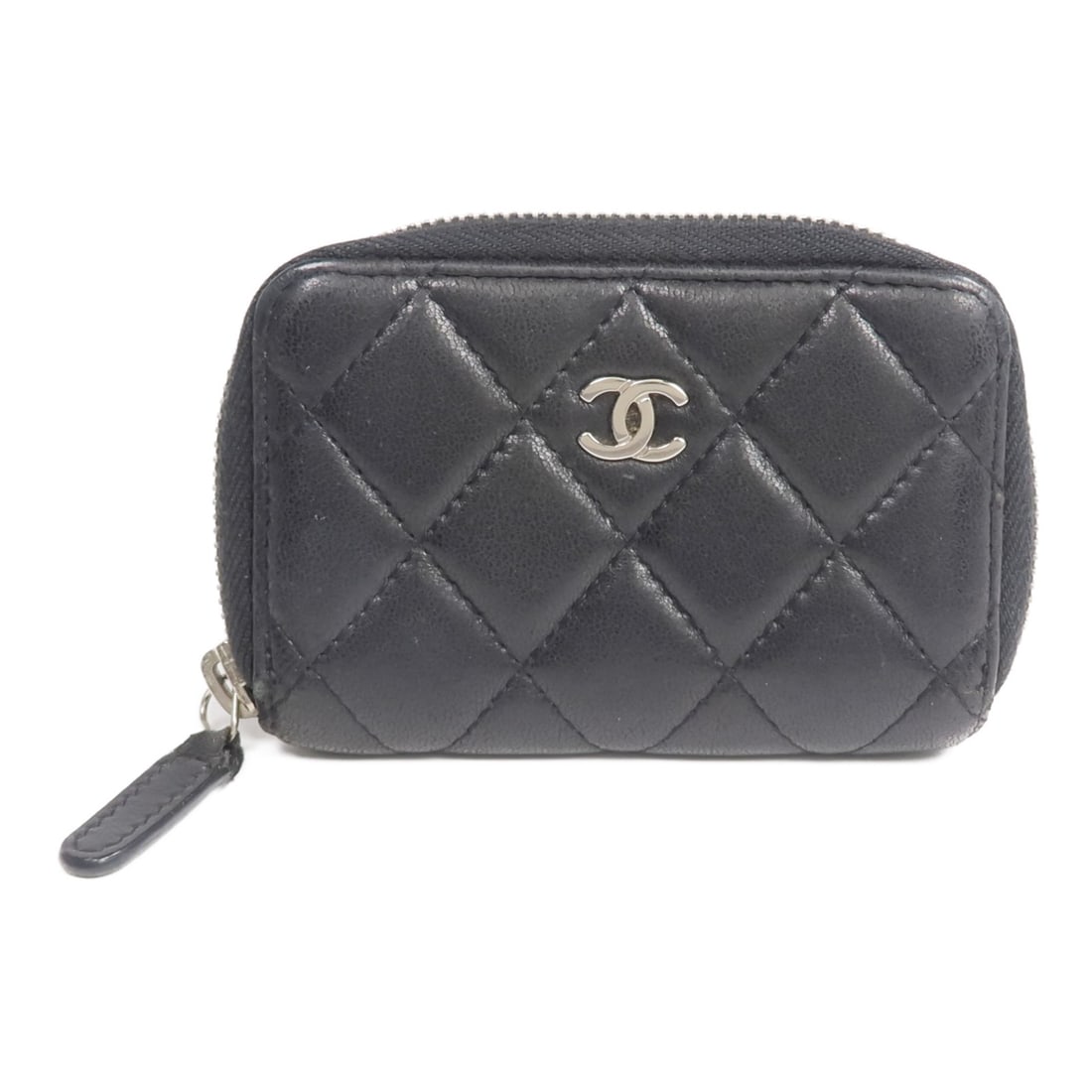 CHANEL Black Lambskin Card Case CC SHW: CHANEL Black Lambskin Card Case CC SHW This CHANEL card case is crafted from luxurious black lambskin leather and features the iconic CC logo with silver-tone hardware. Designed for women, it offers a
