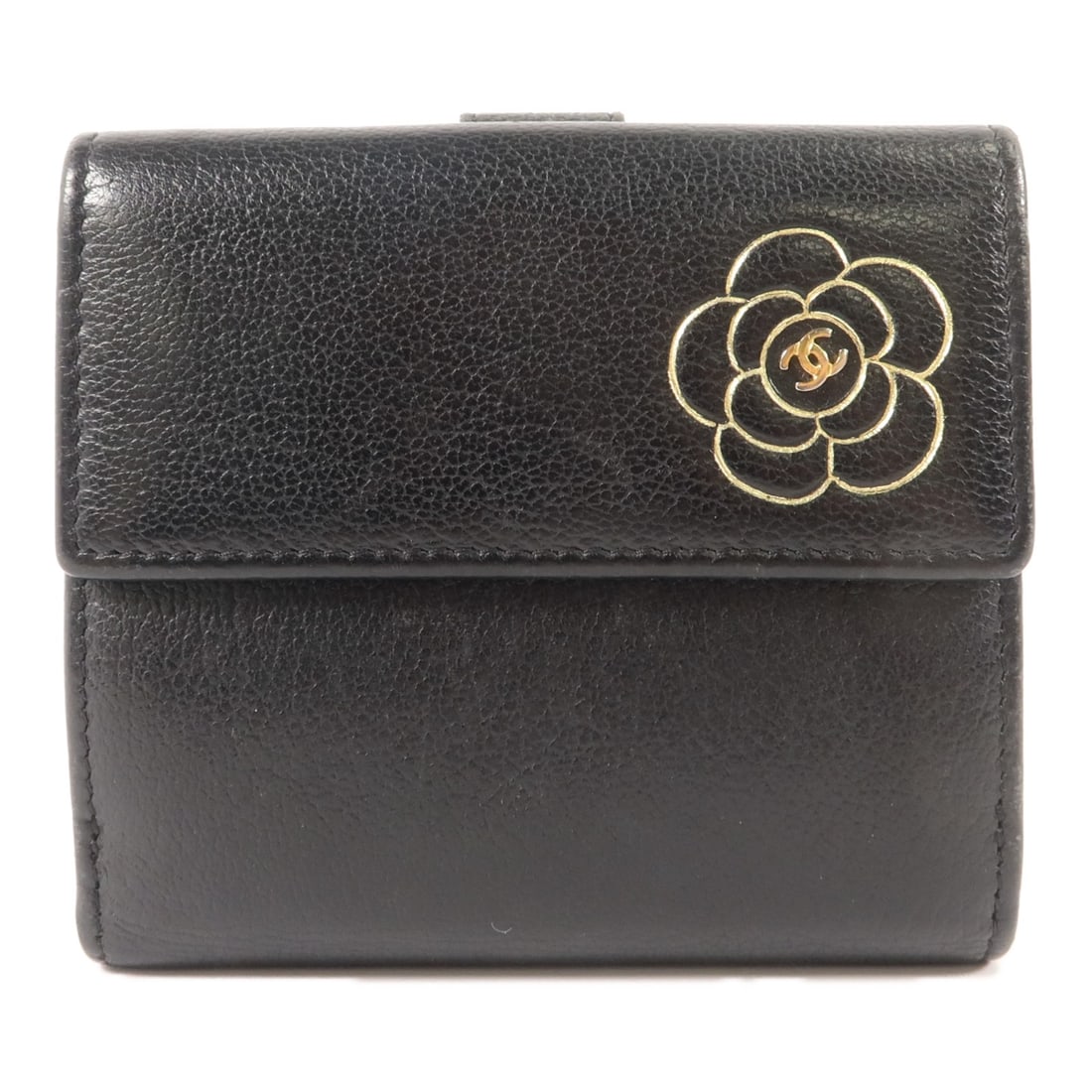 CHANEL Camellia Bi Fold Calfskin Wallet Black GHW: CHANEL Camellia Bi Fold Calfskin Wallet Black GHW This CHANEL bi-fold wallet features the iconic CC logo and is crafted from black calfskin leather. Designed for women, it showcases a classic Camellia