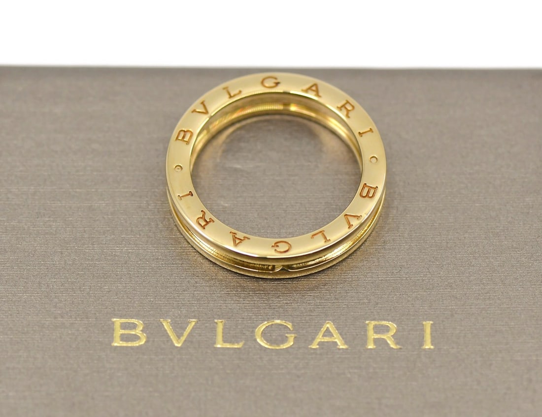 Bvlgari B.zero1 Yellow Gold 18K Band with Box and Certificate Size 61: Bvlgari B.zero1 Yellow Gold 18K Band with Box and Certificate Size 61 This Bulgari B.Zero1 ring is crafted from 18K yellow gold and belongs to the iconic B.zero1 collection. The ring is pre-owned, fea