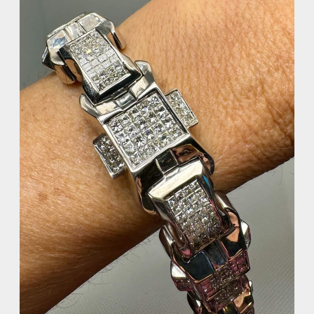 14K White Gold 23.25 Ct Diamond Bracelet 397 Stones F-G VVS-VS: 14K White Gold 23.25 Ct Diamond Bracelet 397 Stones F-G VVS-VS This stunning 14K White Gold Diamond Bracelet features a remarkable total diamond weight of approximately 23.25 ct. Crafted from premium 