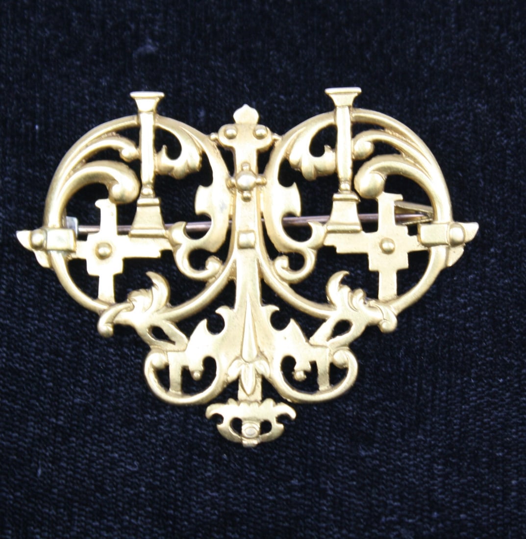 19th Century 18K Gold Royal Crest Brooch by John Brogden: 19th Century 18K Gold Royal Crest Brooch by John Brogden Discover a magnificent 19th-century brooch crafted from 18K gold, featuring a royal crest designed for the English royal family. This exquisite