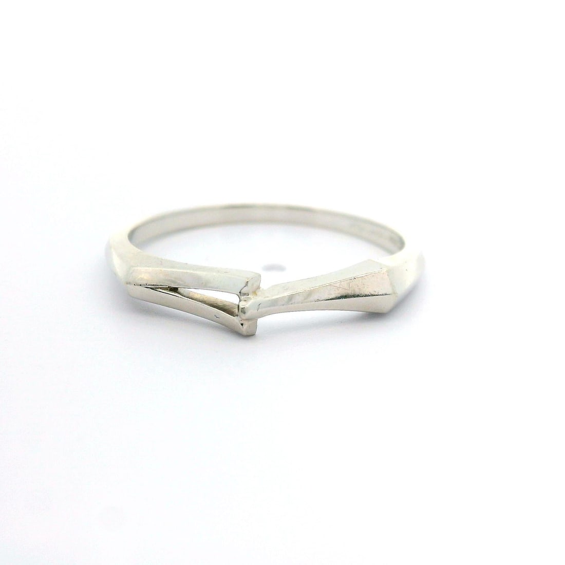Vintage 14k White Gold ArtCarved Interlocking Band Ring Size 6.5: Vintage 14k White Gold ArtCarved Interlocking Band Ring Size 6.5 This exquisite vintage band ring showcases a polished interlocking design crafted from solid 14k white gold. With a sleek width of 3.5m