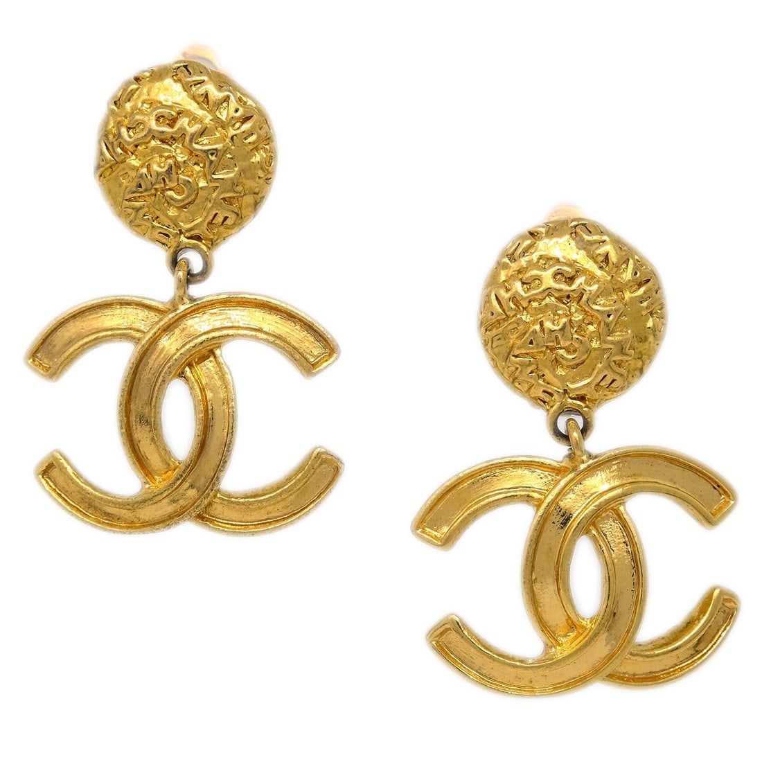 Chanel 95A Gold Clip-On Dangle Earrings: Chanel 95A Gold Clip-On Dangle Earrings Elevate your accessory collection with these exquisite Chanel Gold Dangle Earrings. Designed with a stylish dangle/drop style, these earrings feature a secure c