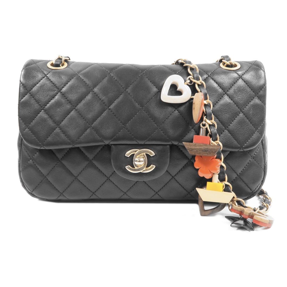 CHANEL Black Lambskin CC Chain Shoulder Bag GHW: CHANEL Black Lambskin CC Chain Shoulder Bag GHW This CHANEL CC chain shoulder bag is crafted from luxurious black lambskin leather, offering a classic and elegant look. The bag features gold-tone hard