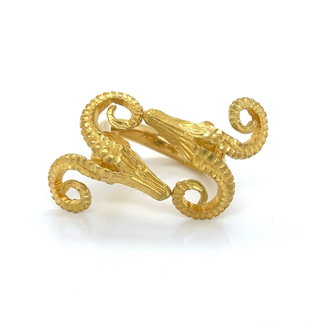 18k Yellow Gold Double Ram Head Ring Size 6: 18k Yellow Gold Double Ram Head Ring Size 6 This vintage double ram's head ring is crafted from solid 18k yellow gold, featuring intricately sculpted ram motifs with detailed curled horns and textured