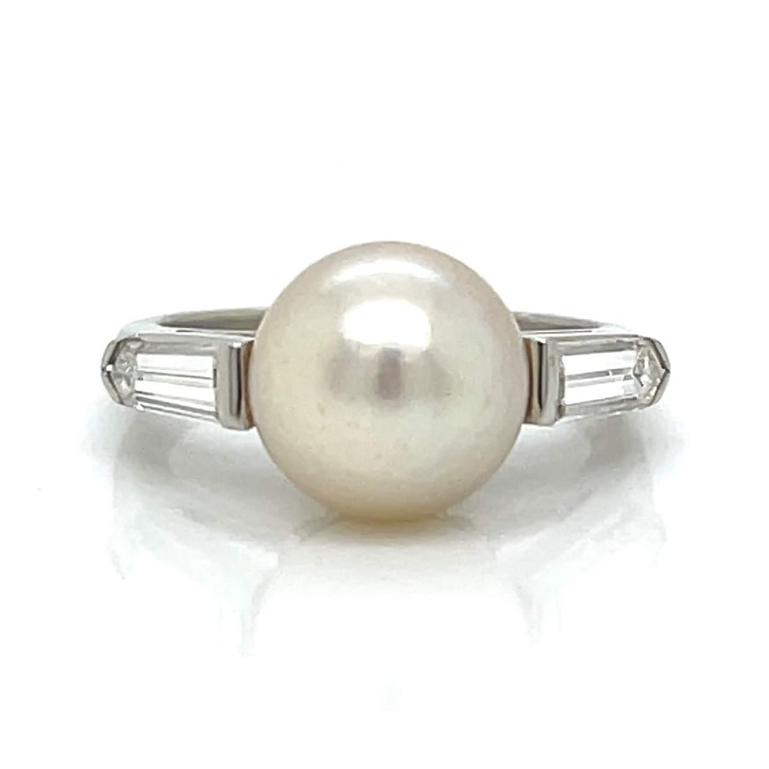 Art Deco Platinum Ring with 10.15mm Pearl and 1.20 Ct Diamonds: Art Deco Platinum Ring with 10.15mm Pearl and 1.20 Ct Diamonds This exquisite Art Deco Platinum Pearl & Diamond Ring features a stunning 10.15mm pearl at its center, elegantly complemented by two bull