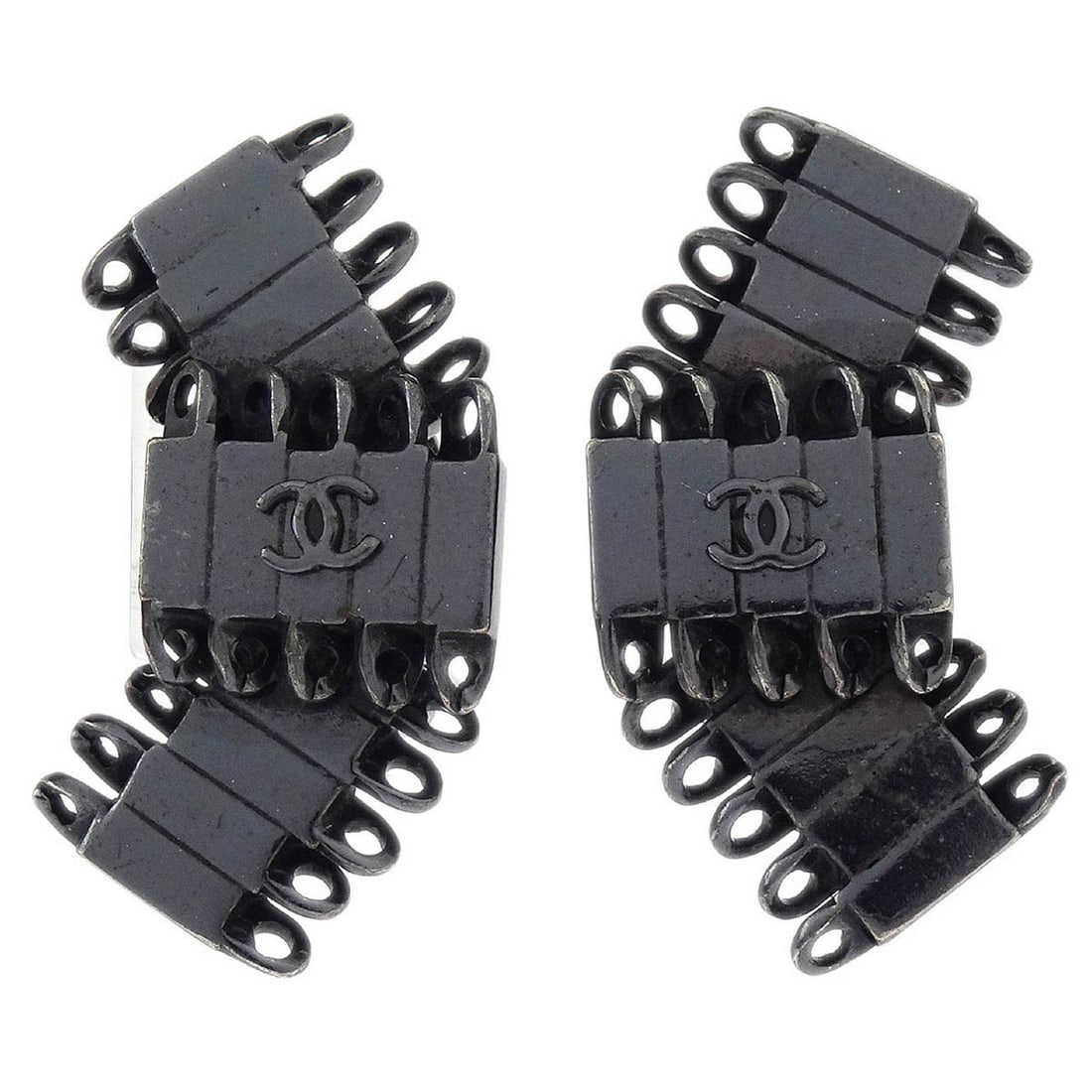 Chanel 98P Clip-On Silver Button Earrings Silver Plated: Chanel 98P Clip-On Silver Button Earrings Silver Plated Elevate your accessory collection with these exquisite Chanel Clip-On Earrings. Crafted in a stunning silver tone, these button-style earrings a