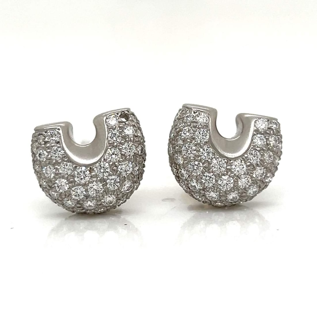 Linda Lee Johnson Platinum 18K Yellow Gold Earrings 100 Diamonds 4.50 Ct: Linda Lee Johnson Platinum 18K Yellow Gold Earrings 100 Diamonds 4.50 Ct Exquisite platinum and 18K yellow gold earrings by Linda Lee Johnson, weighing 13.2 grams. These stunning earrings are adorned 