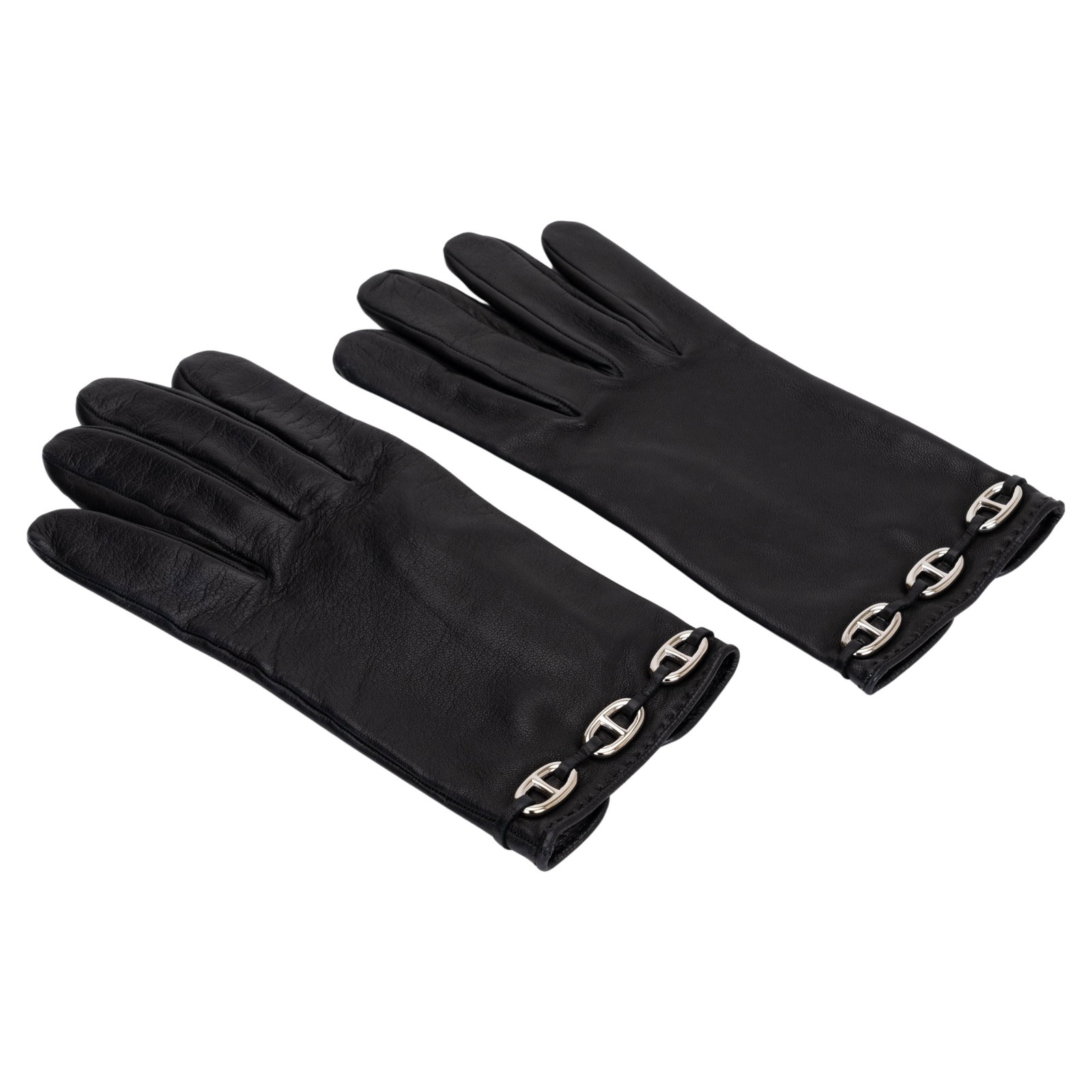Hermes Black Lambskin Leather Gloves with Chain D Ancre Decoration: Hermes Black Lambskin Leather Gloves with Chain D Ancre Decoration Experience luxury with these exquisite Hermes black lambskin leather gloves, featuring a stunning palladium chain d'ancre decoration.