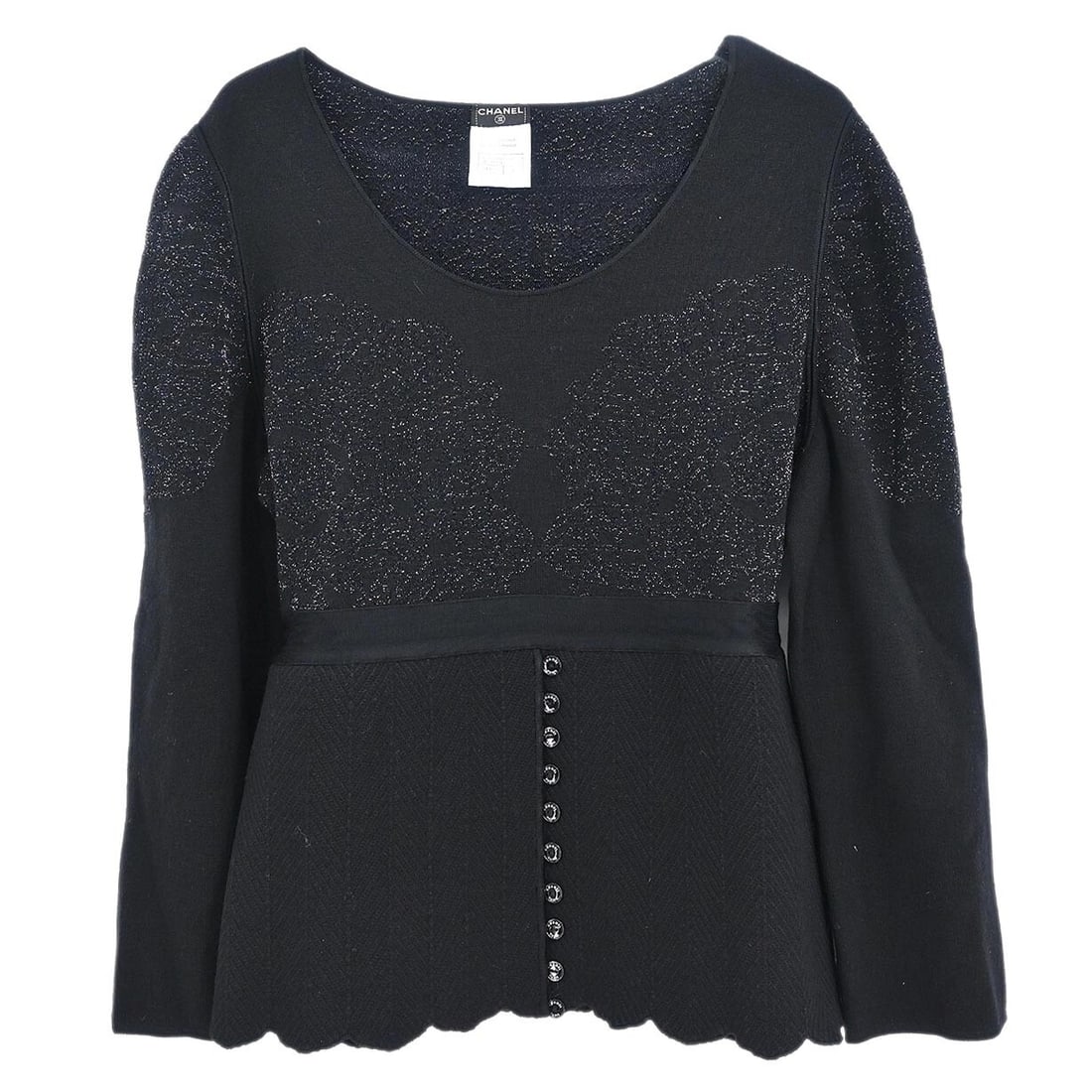 Vintage Chanel Black T-Shirt 06A Long Sleeve Casual: Vintage Chanel Black T-Shirt 06A Long Sleeve Casual This vintage Chanel T-shirt in black is a versatile addition to your casual wardrobe. It features long sleeves and a round neckline, offering a regu